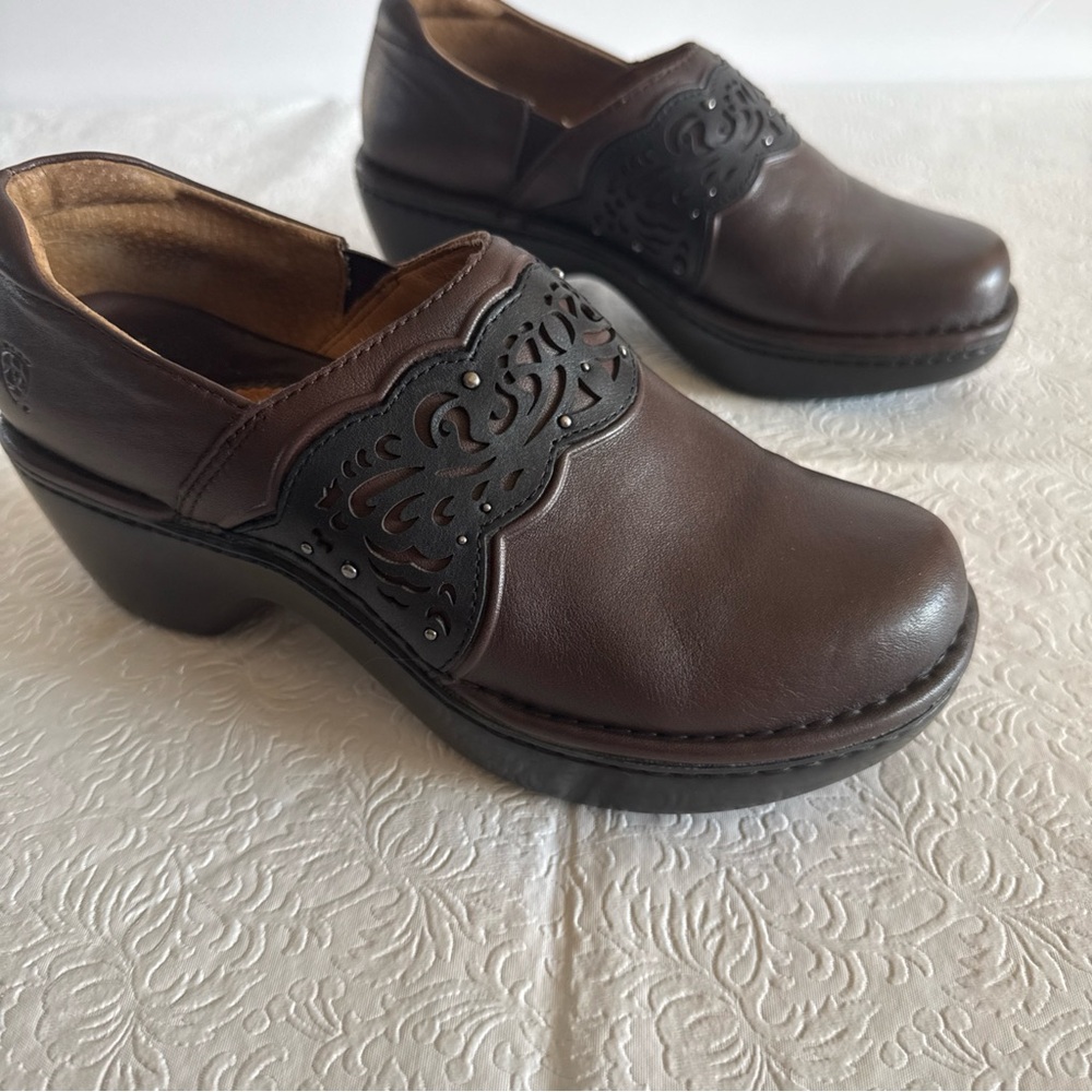 Ariat Tambour Women's Brown Leather Clog Mule with Decorative Black Cutout Sz:8